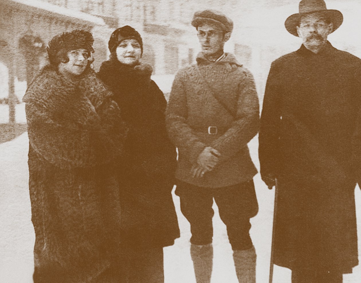 Moura Budberg em segundo da esquerda, com Maxim Gorky à direita, c. 1920 de Unbekannt