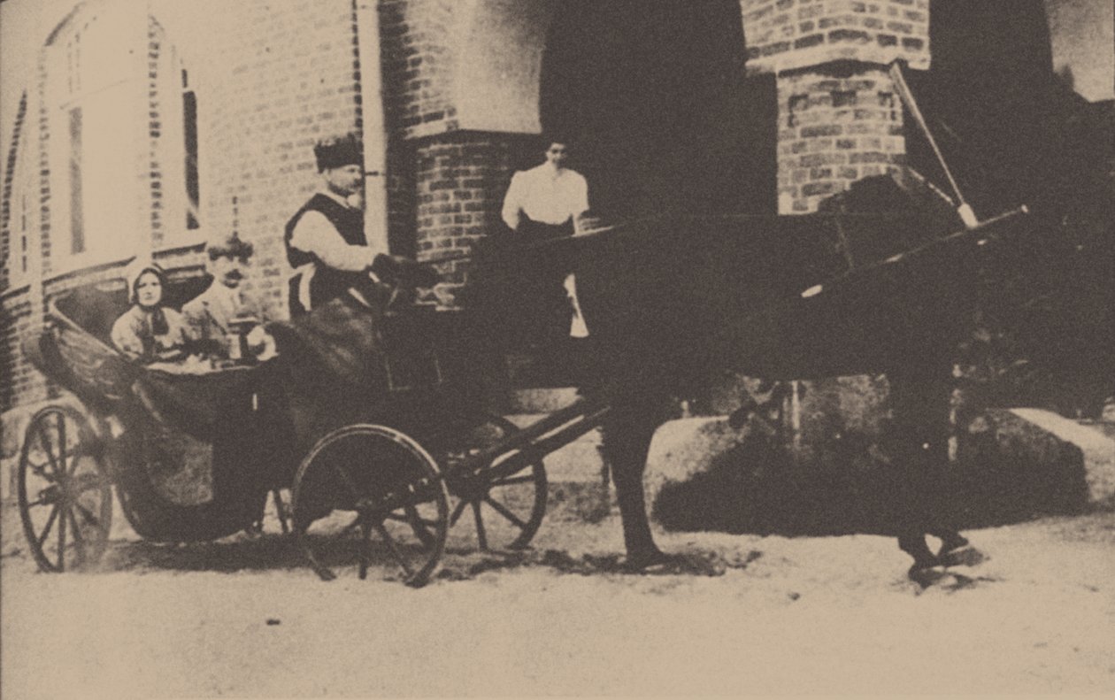 Moura Budberg com seu primeiro marido von Benckendorf em uma carruagem em sua propriedade na Estônia, 1912 de Unbekannt