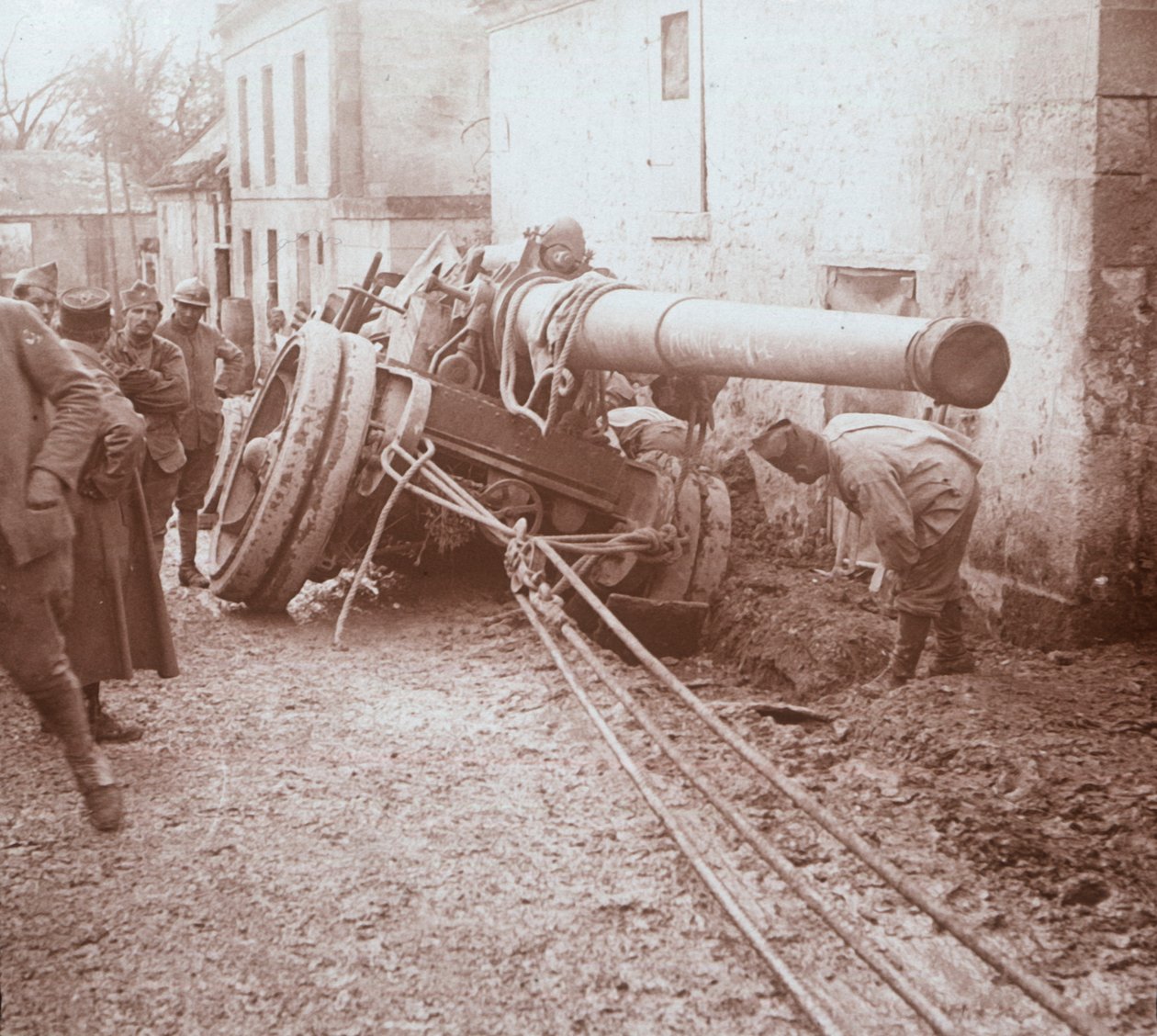 Artilharia pesada em movimento, Genicourt, norte da França, c1914-c1918 de Unbekannt