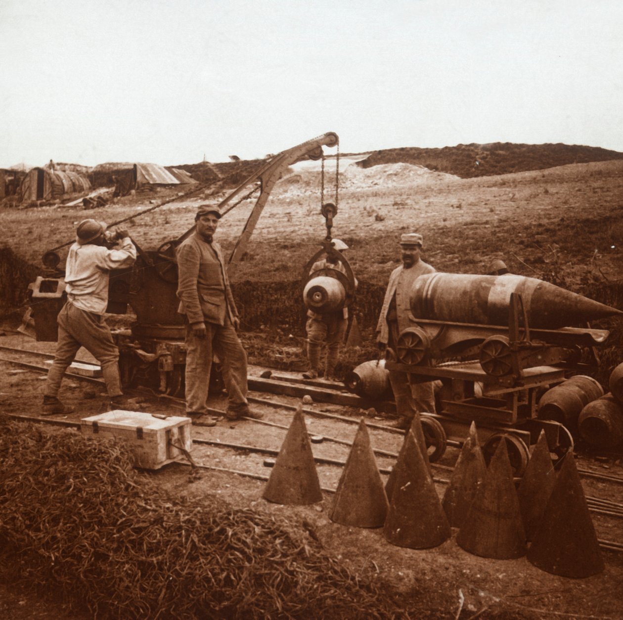 Movendo conchas com guindaste, Genicourt, norte da França, c1914-c1918 de Unbekannt