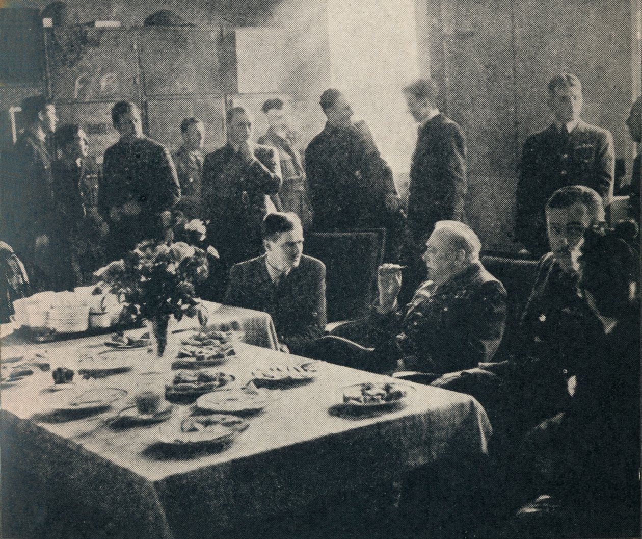 Sr. Churchill com o esquadrão de combate RAF - 615, década de 1940, 1945. de Unbekannt