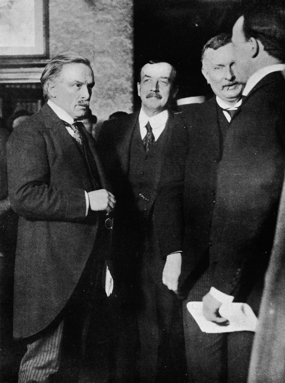 Lloyd George, Runciman e Henderson no Park Hotel, Cardiff, após a entrevista de Unbekannt