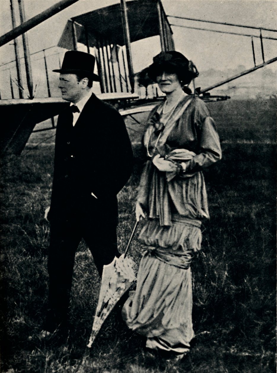Sr. e Sra. Churchill em uma reunião aérea em Hendon, c1910s, 1945. de Unbekannt