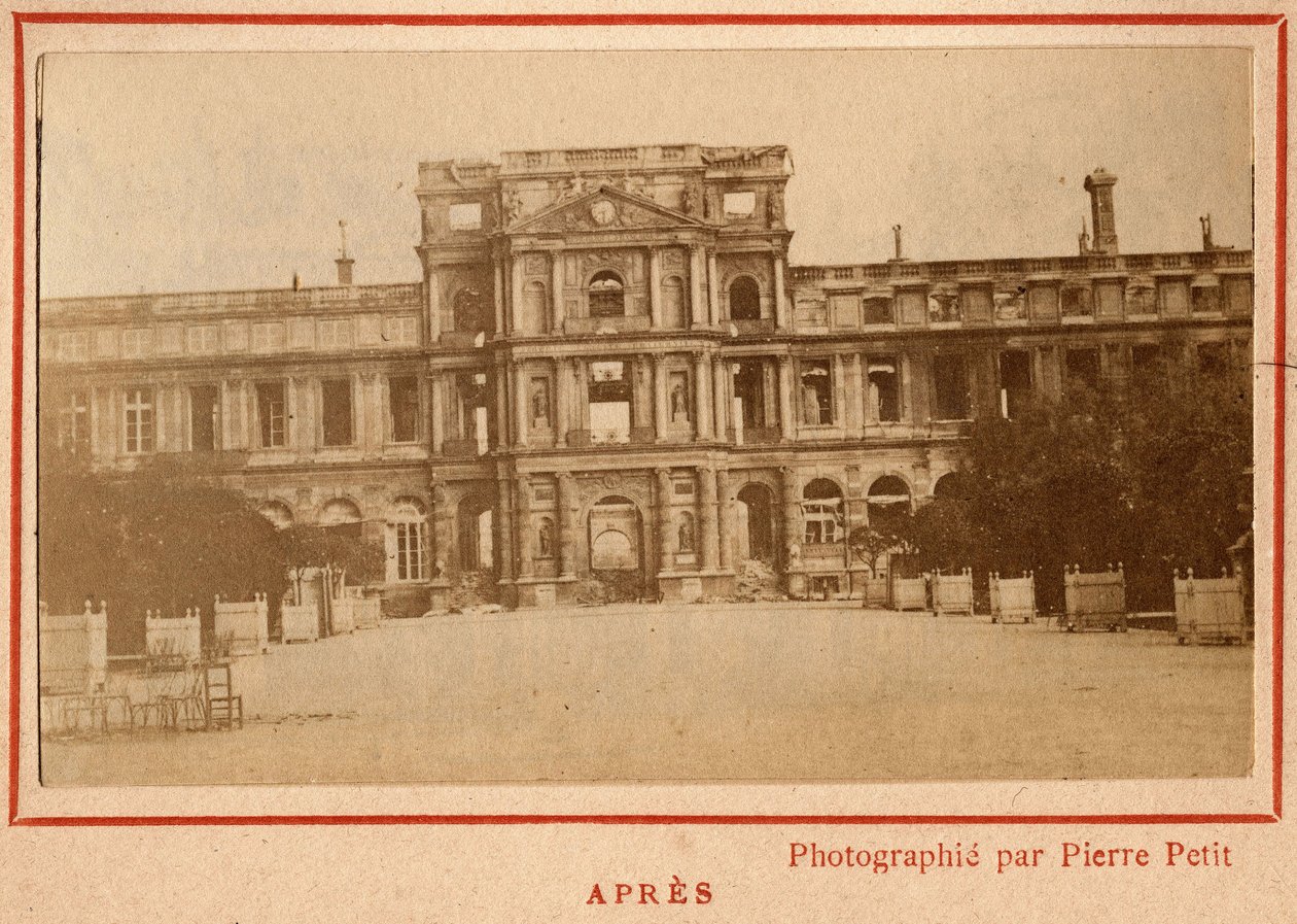 Município de Paris (1871): vista do Palais des Tuileries em Paris após o incêndio de maio de 1871. Fotografia de Pierre Pepetit. Impressão em papelão, Dim. 9x5,4 cm de Unbekannt