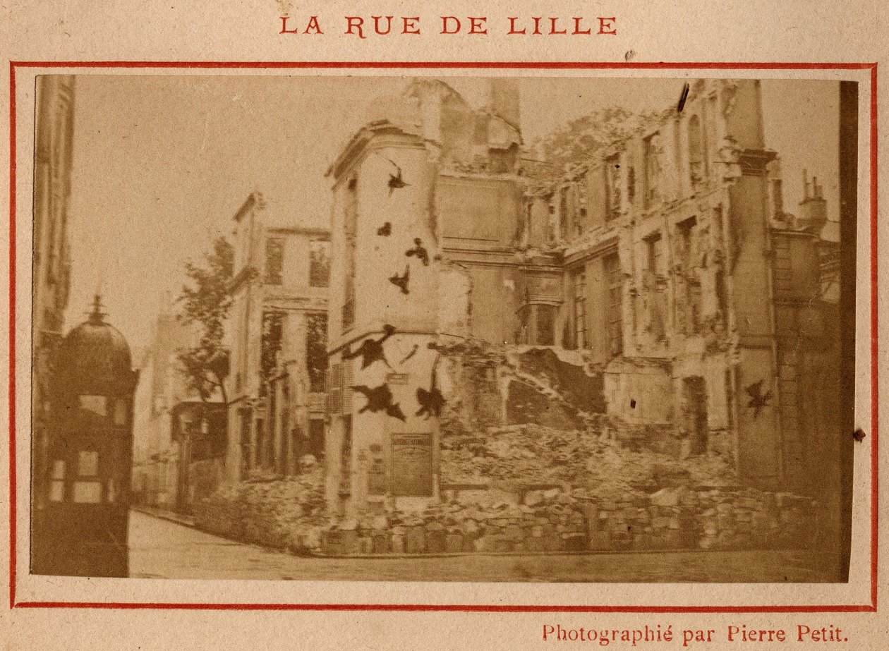 Município de Paris (1871): vista dos edifícios destruídos na rue de Lille, em Paris, em Maio de 1871. Fotografia de Pierre Pepetit. Impressão em papelão, Dim. 9x5,4 cm de Unbekannt