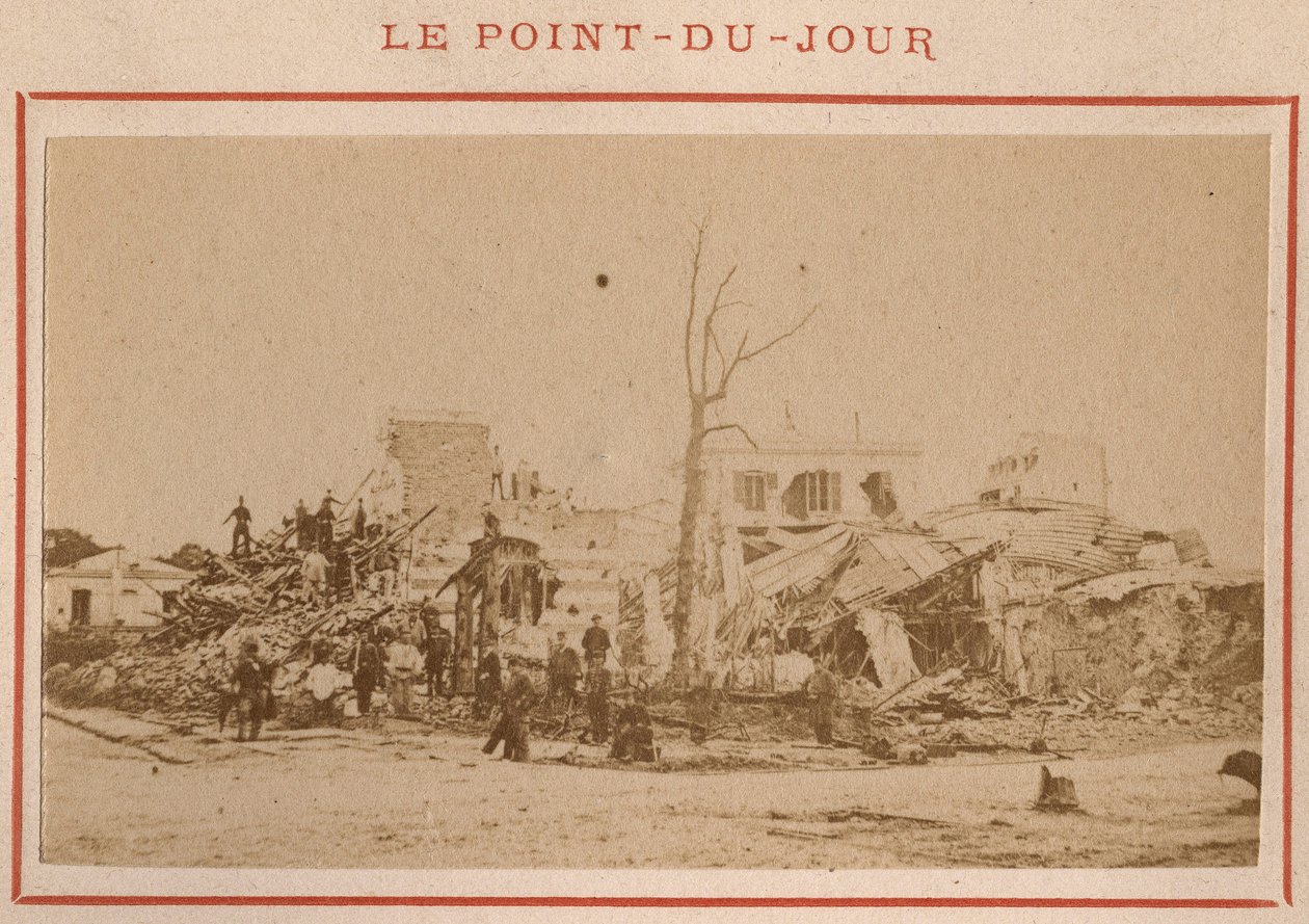 Município de Paris (1871): vista das ruínas do bairro de Point-du-Jour, em Paris, em maio de 1871. Fotografia de Pierre Pepetit. Impressão em papelão, Dim. 9x5,4 cm de Unbekannt
