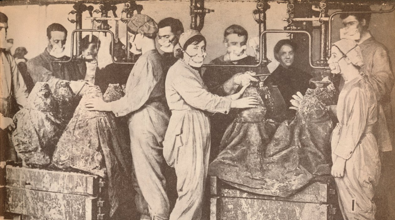 Trabalhadores da munição que usam respiradores durante o enchimento vendem com Trinitrotoluene TNT, c1916, 19 de Unbekannt
