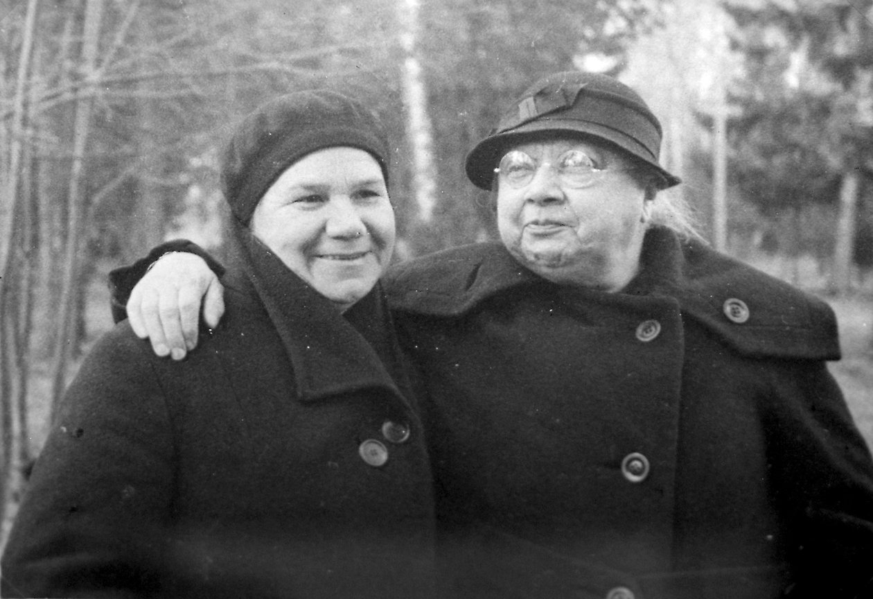 Nadezhda Krupskaya, esposa de Lenin, com um amigo, 1936 de Unbekannt