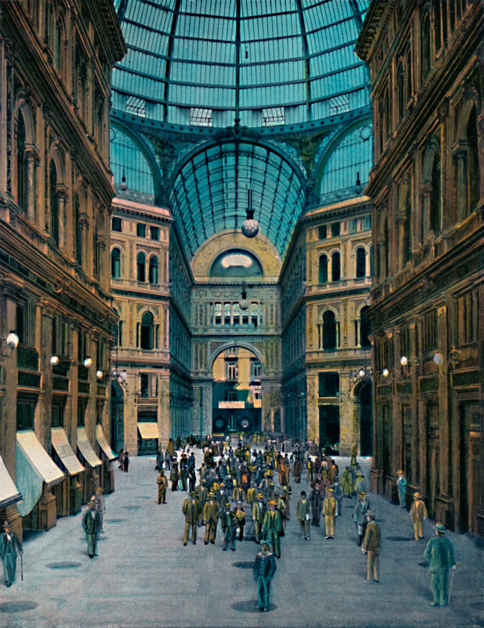 Nápoles - Galeria interior Umberto I, Interior da Galeria Umberto I, c1900. de Unbekannt
