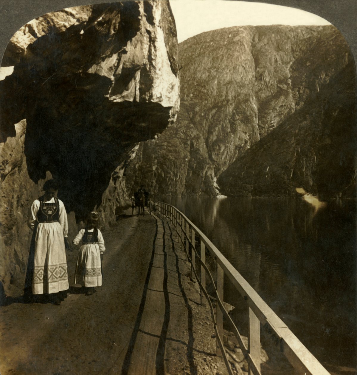 Prateleira de rocha estreita onde a estrada para Voring Falls passa as águas profundas do lago Oifjords, Noruega, c1905. de Unbekannt