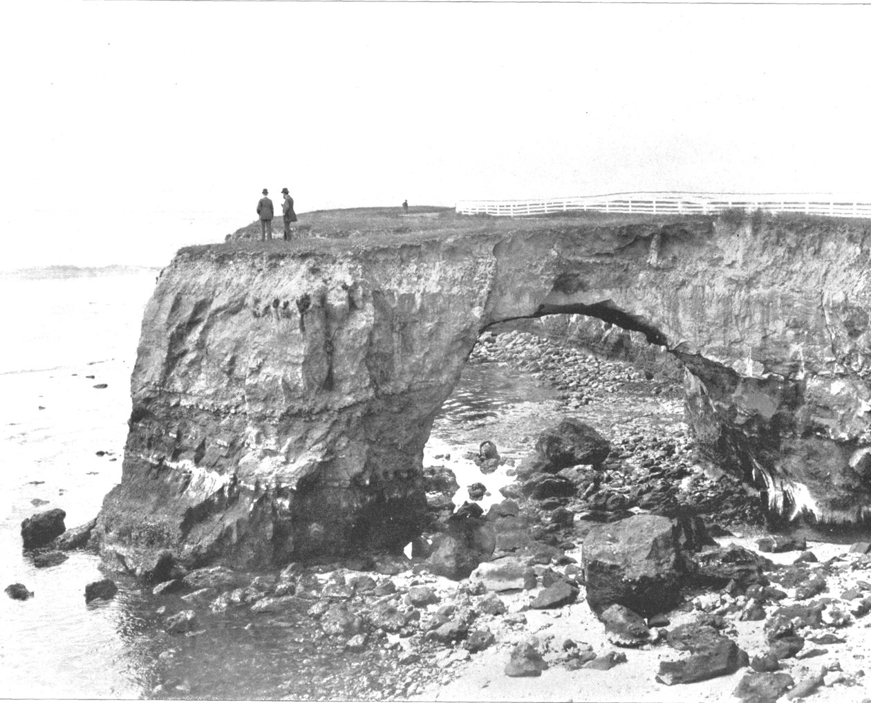 Ponte natural na costa perto de Santa Cruz, Califórnia, EUA, c1900. de Unbekannt