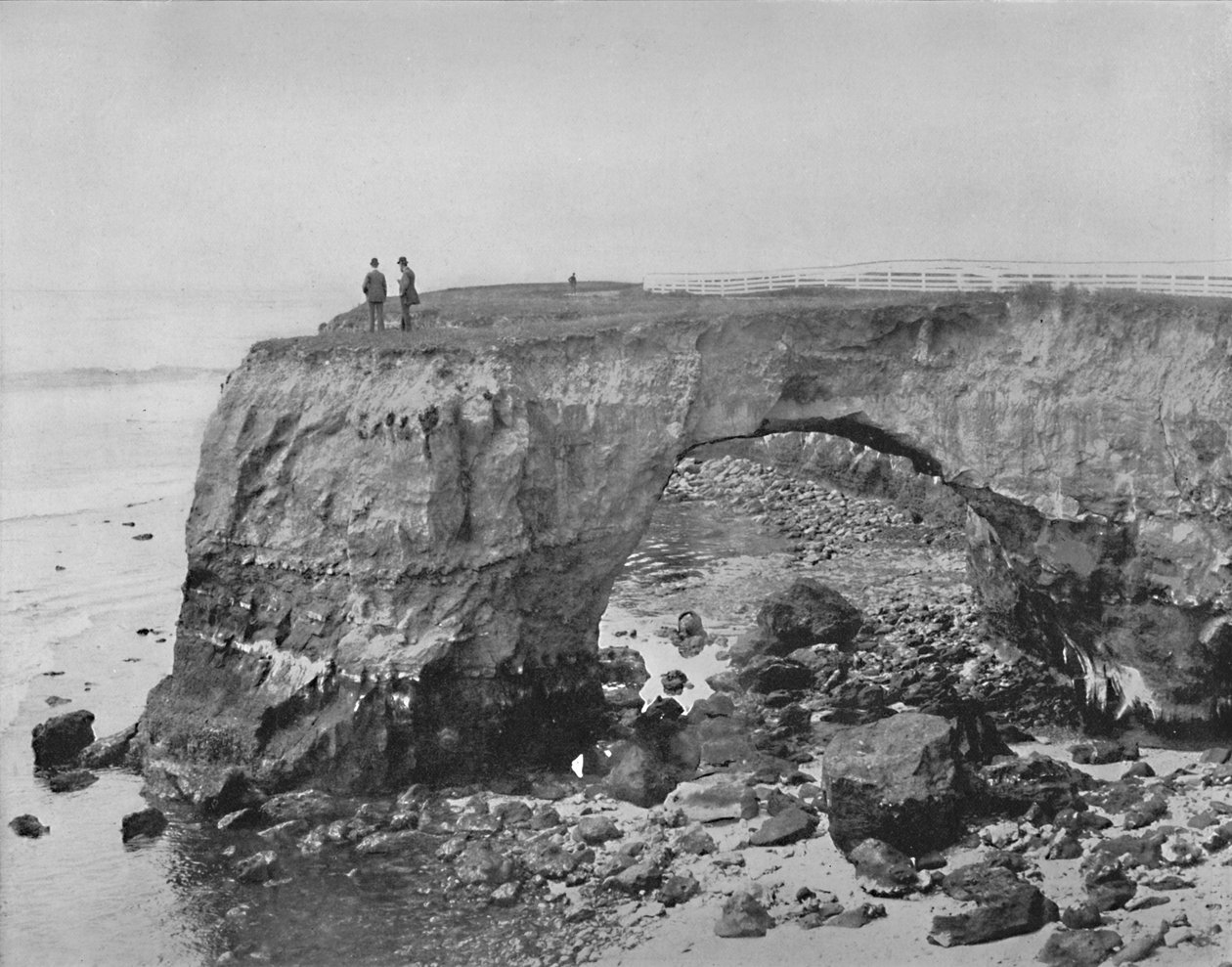 Ponte natural na costa perto de Santa Cruz, Califórnia, c1897. de Unbekannt