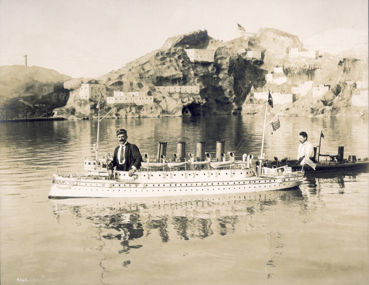 Espectáculo Naval no Pike. Dois homens de guerra e seus operadores. Feira Mundial de 1904 de Unbekannt