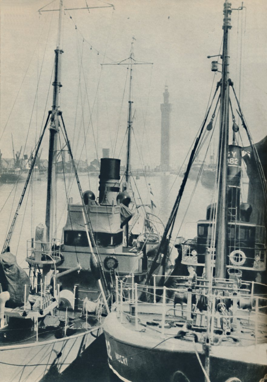 Traineira naval, HMS Liffy ao lado de um navio de pesca de Grimsby nas docas de Grimsby, 1937 de Unbekannt
