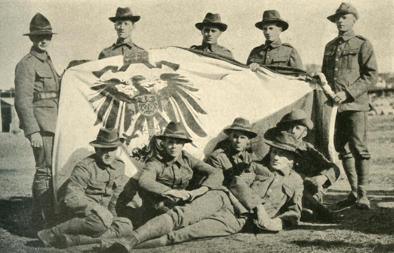 Soldados da Nova Zelândia com a bandeira alemã capturada, Primeira Guerra Mundial, 1914, c1920. de Unbekannt