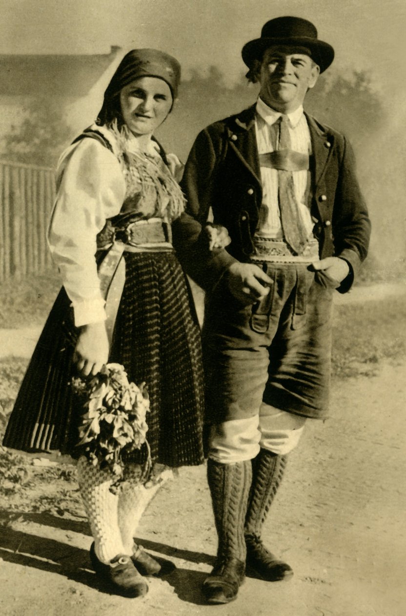 Recém-casados em traje tradicional, Carinthia, Áustria, c1935. de Unbekannt