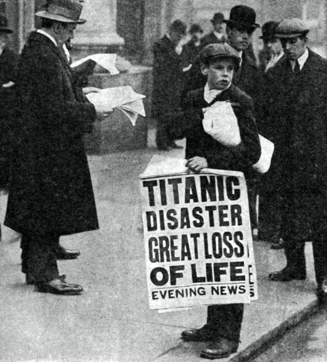 Jornalista com notícias do desastre do Titanic, 14 de abril de 1912 de Unbekannt