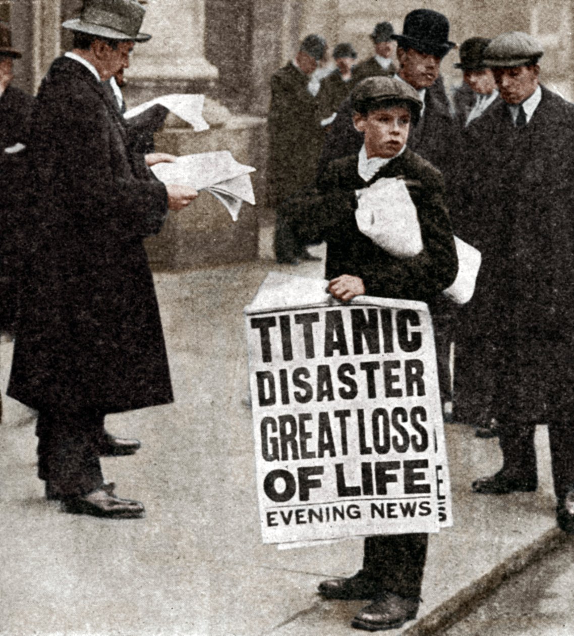 Jornalista com notícias do desastre do Titanic, 14 de abril de 1912 de Unbekannt