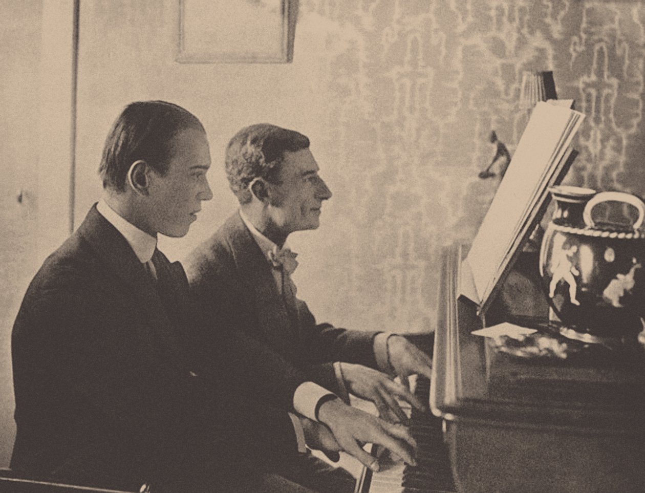 Nijinsky e Maurice Ravel ao piano tocando uma partitura de Daphnis e Chloe, 1912 de Unbekannt