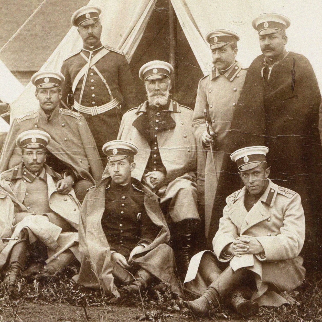 Nikolai Nikolaevich, príncipe Odoevsky-Maslov no meio com os oficiais da Guarda Vital Cava de Unbekannt