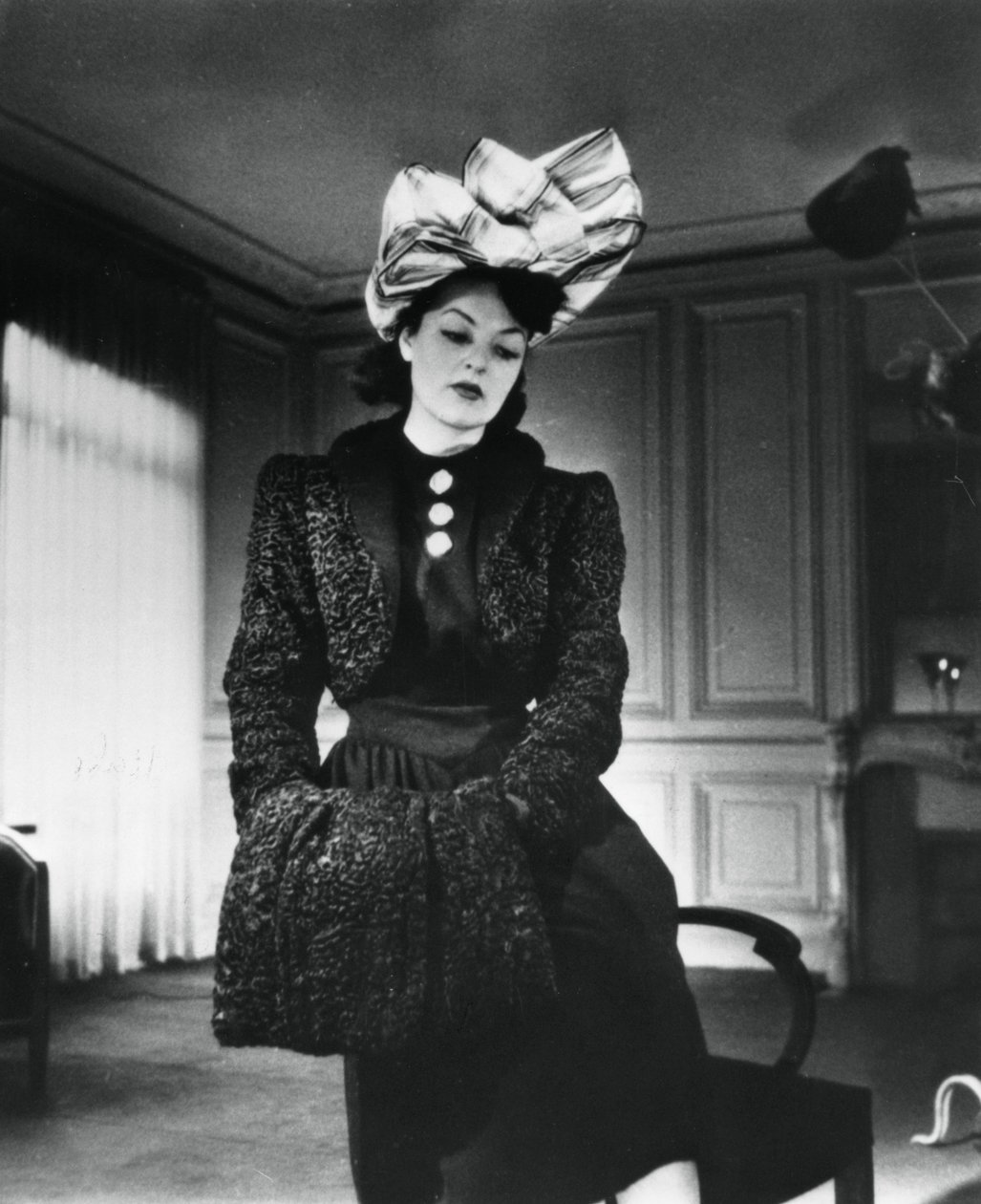 Roupa de Nina Ricci usada pela modelo Gabrielle, França, janeiro de 1943 de Unbekannt