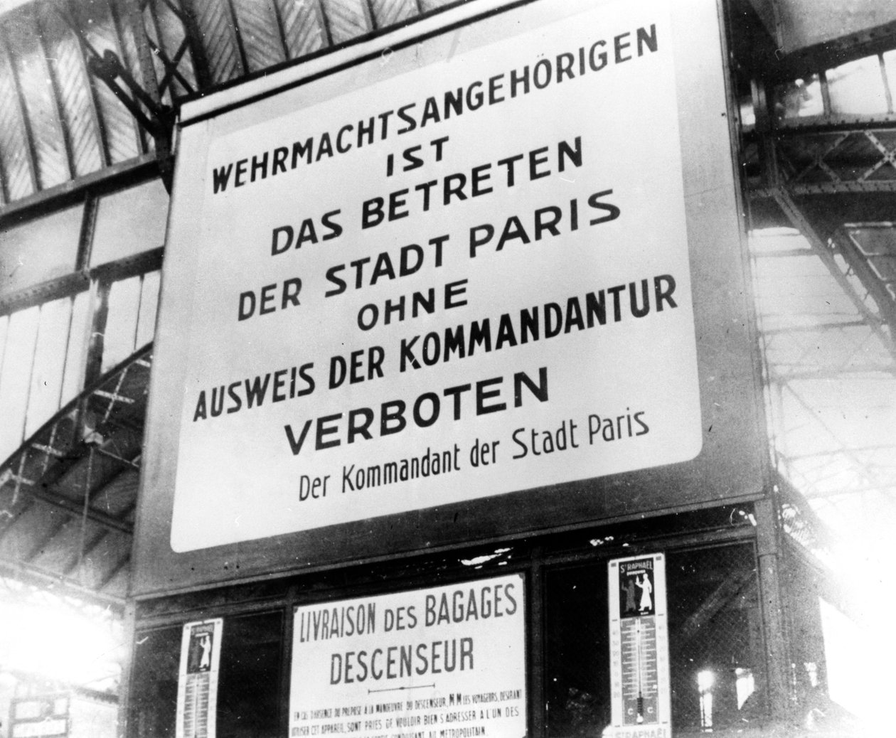 Aviso em uma estação ferroviária em Paris ocupada pela Alemanha, 17 de julho de 1940 de Unbekannt