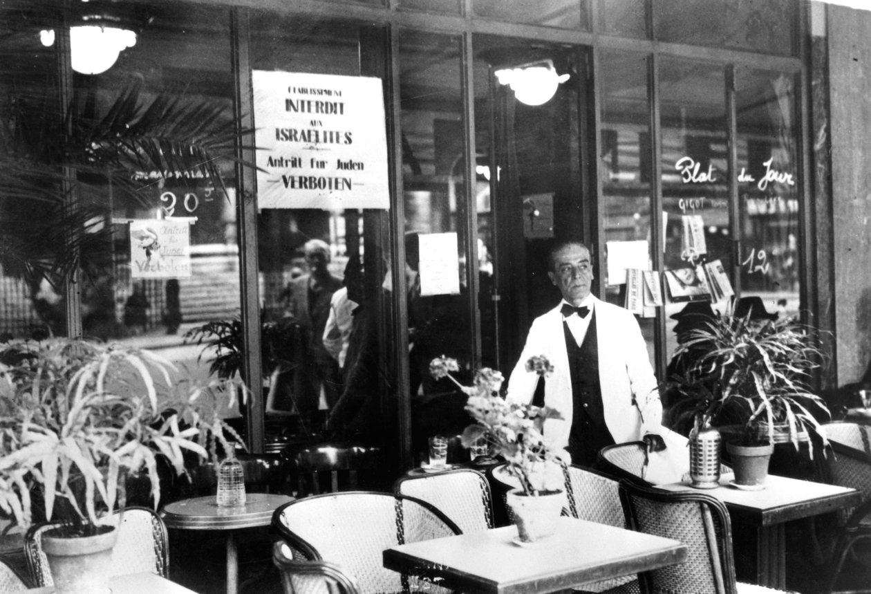 Aviso na janela de um restaurante que proíbe a entrada de judeus na Paris ocupada pelos alemães, julho de 1940 de Unbekannt