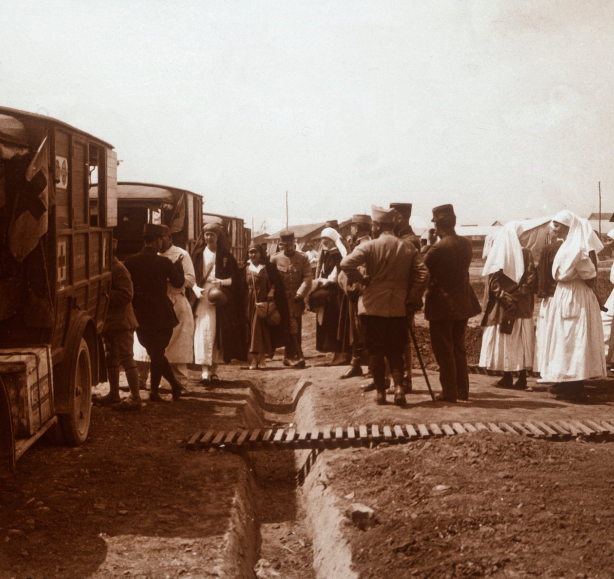 Enfermeiras e ambulâncias da Cruz Vermelha, c1914-c1918 de Unbekannt