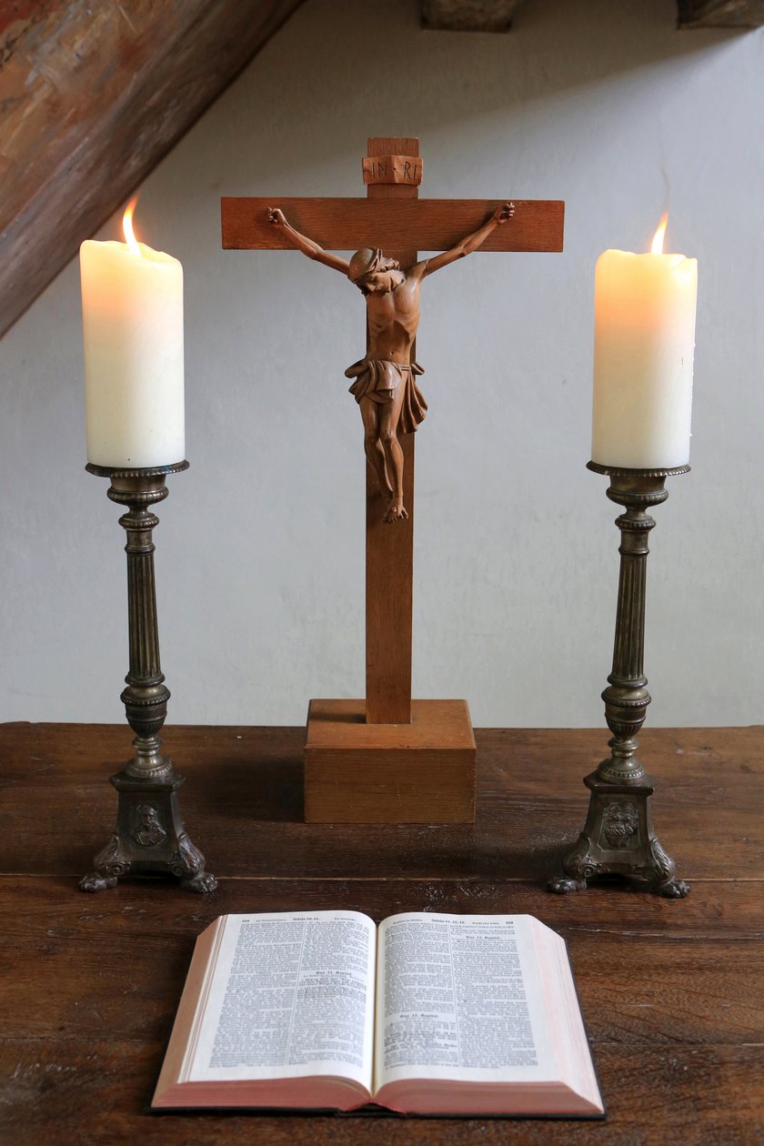 Obersteinbach, Bas-Rhin, França, le 29/5/2014 - Velas, crucifixo e Bíblia. Templo Luterano. de Unbekannt