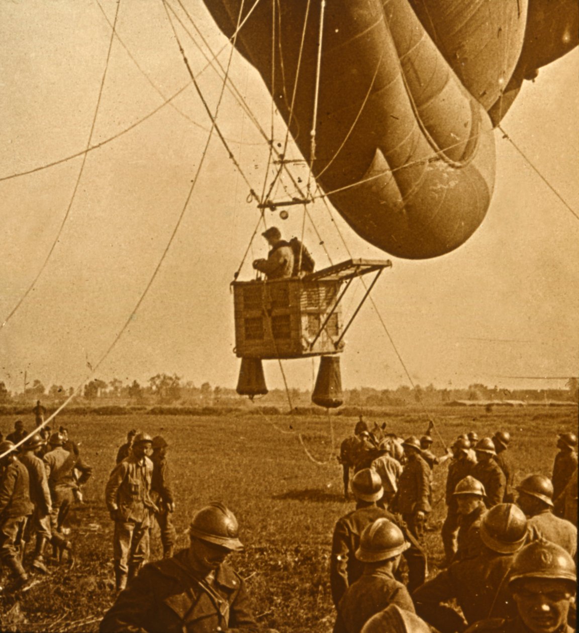 Observação das posições inimigas de um balão de barragem, c1914-c1918 de Unbekannt