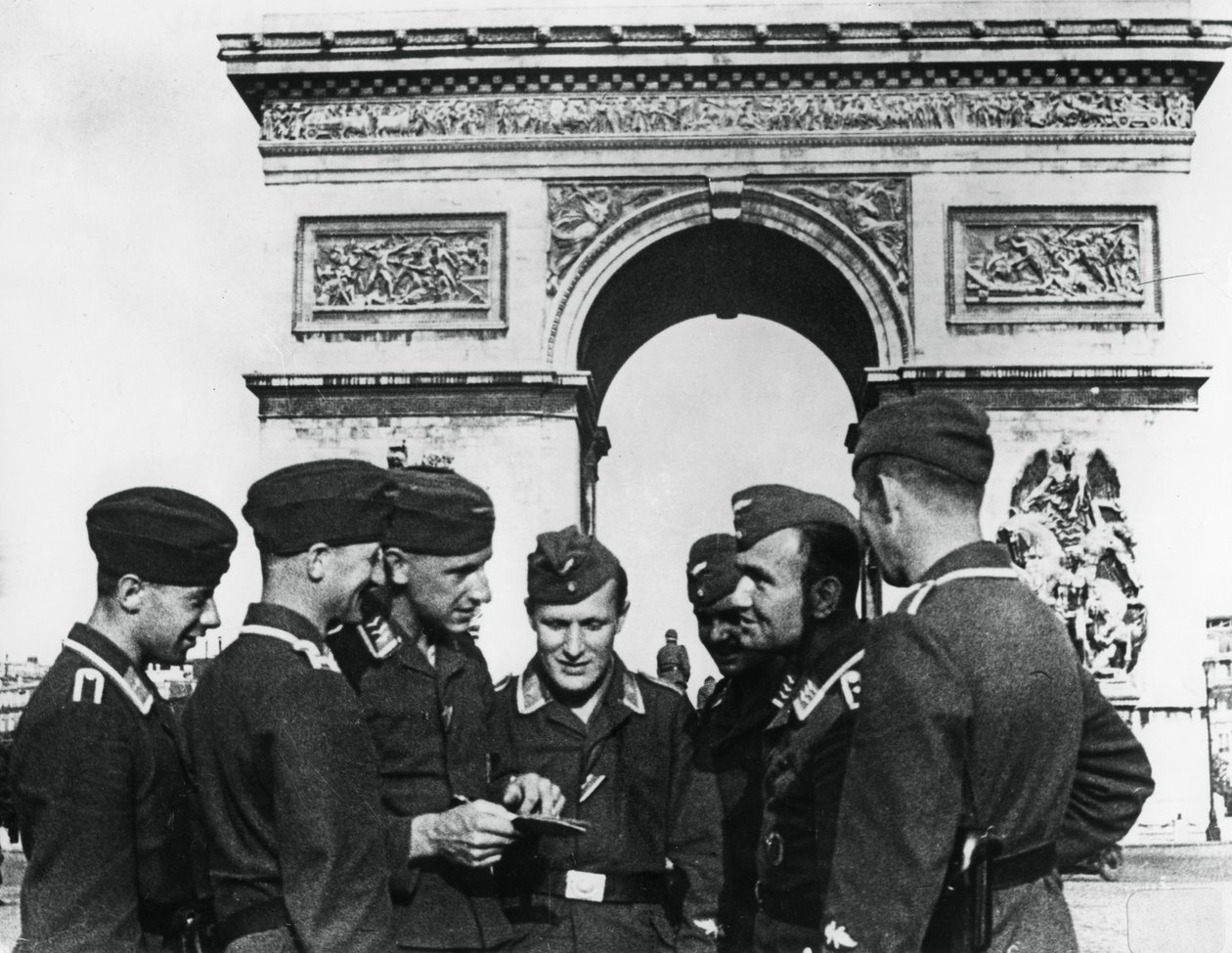 Ocupando tropas alemãs no Arco do Triunfo, Paris, junho de 1940 de Unbekannt