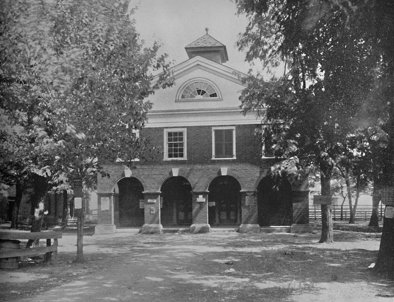 Old Court House, Bowling Green, Virgínia, c1897. de Unbekannt