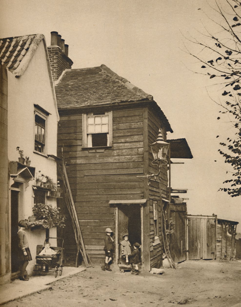 Casas antigas em Highgate, de cujas entradas os moradores assistiram à passagem dos treinadores., C1935. de Unbekannt