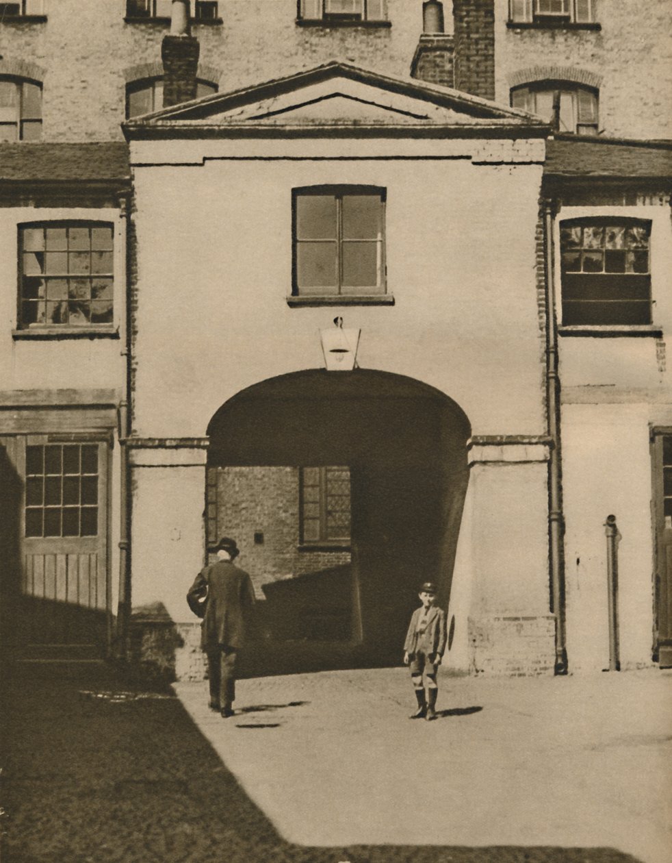 Mews velhos disseram ter sido os estábulos dos Iron Dukes em Knightsbridge, c1935. de Unbekannt