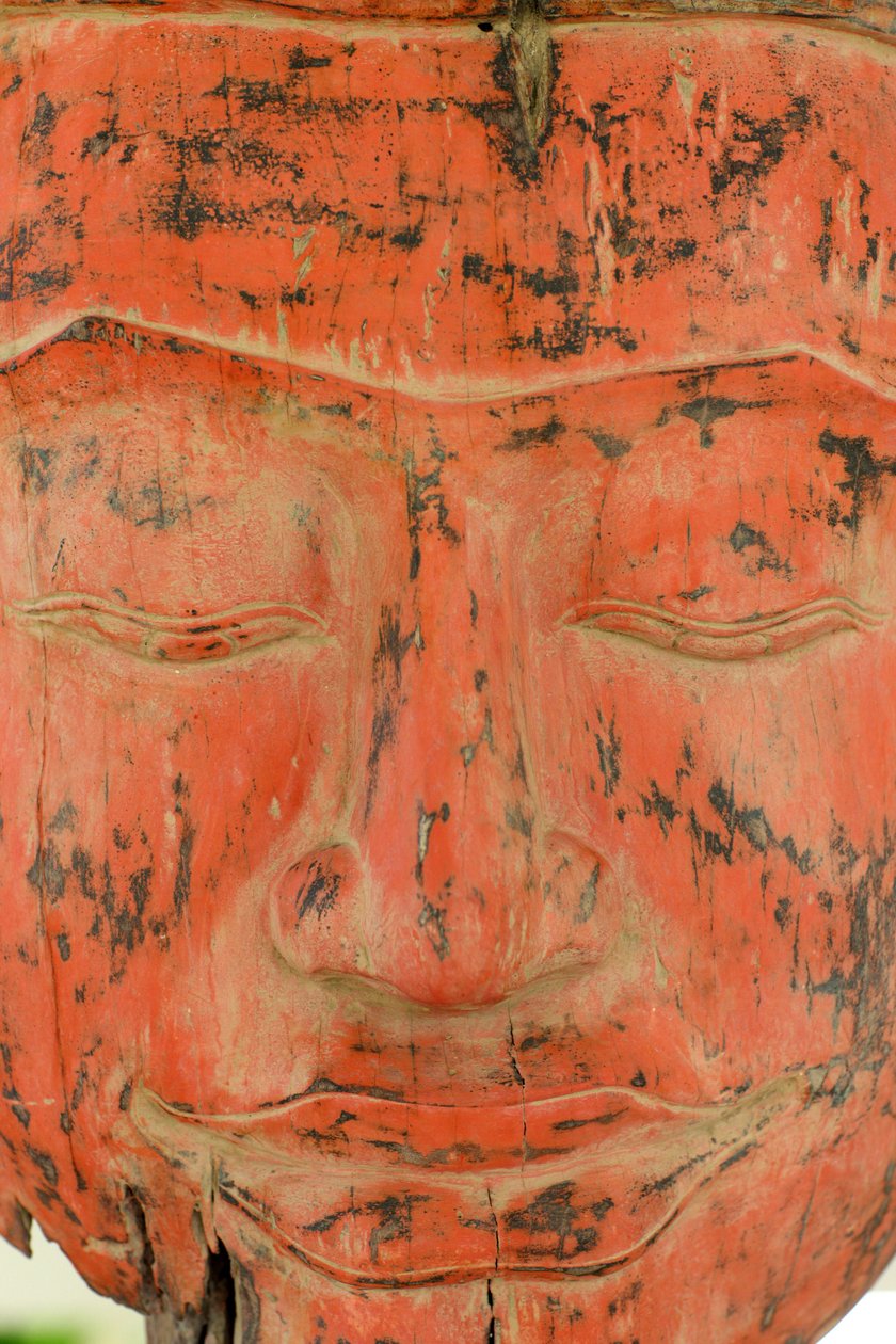 O velho Buda de madeira. Ofertas no templo Wat Phnom. Siem Reap Camboja de Unbekannt