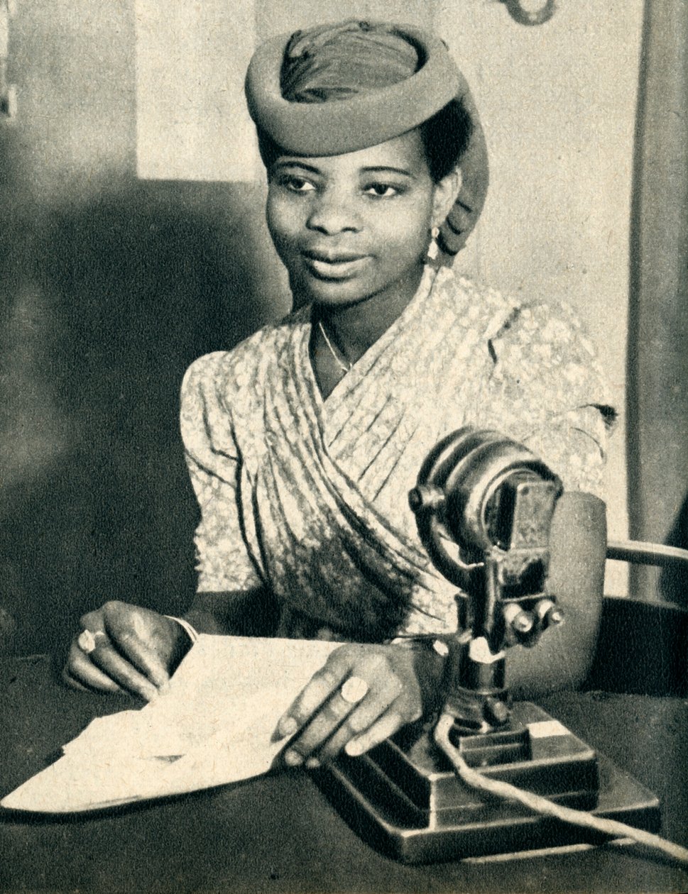 Omoba Adenrele Ademola, filha de Alake de Abeokuta, Nigéria, liga para a África Ocidental, 1942. de Unbekannt