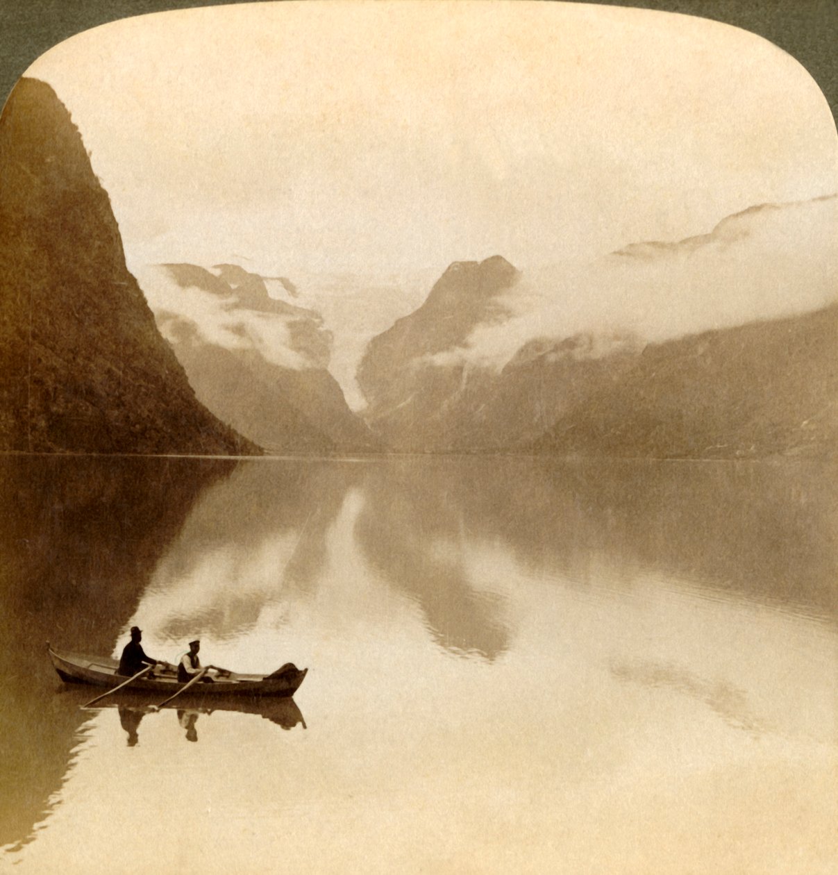 No sombrio Lago Olden, entre montanhas cobertas de nuvens, até a geleira Maelkevold, Noruega, 1905. de Unbekannt