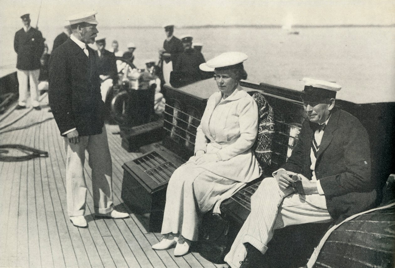 Na Britannia com o rei George e Sir Charles Cust, c1920, 1951. de Unbekannt