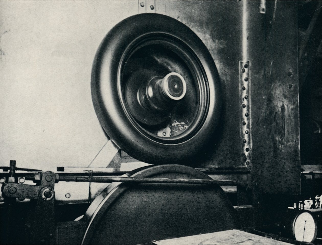 Um dos pneus Sir Malcolm Campbells rodando a 300 mph, 1937 de Unbekannt