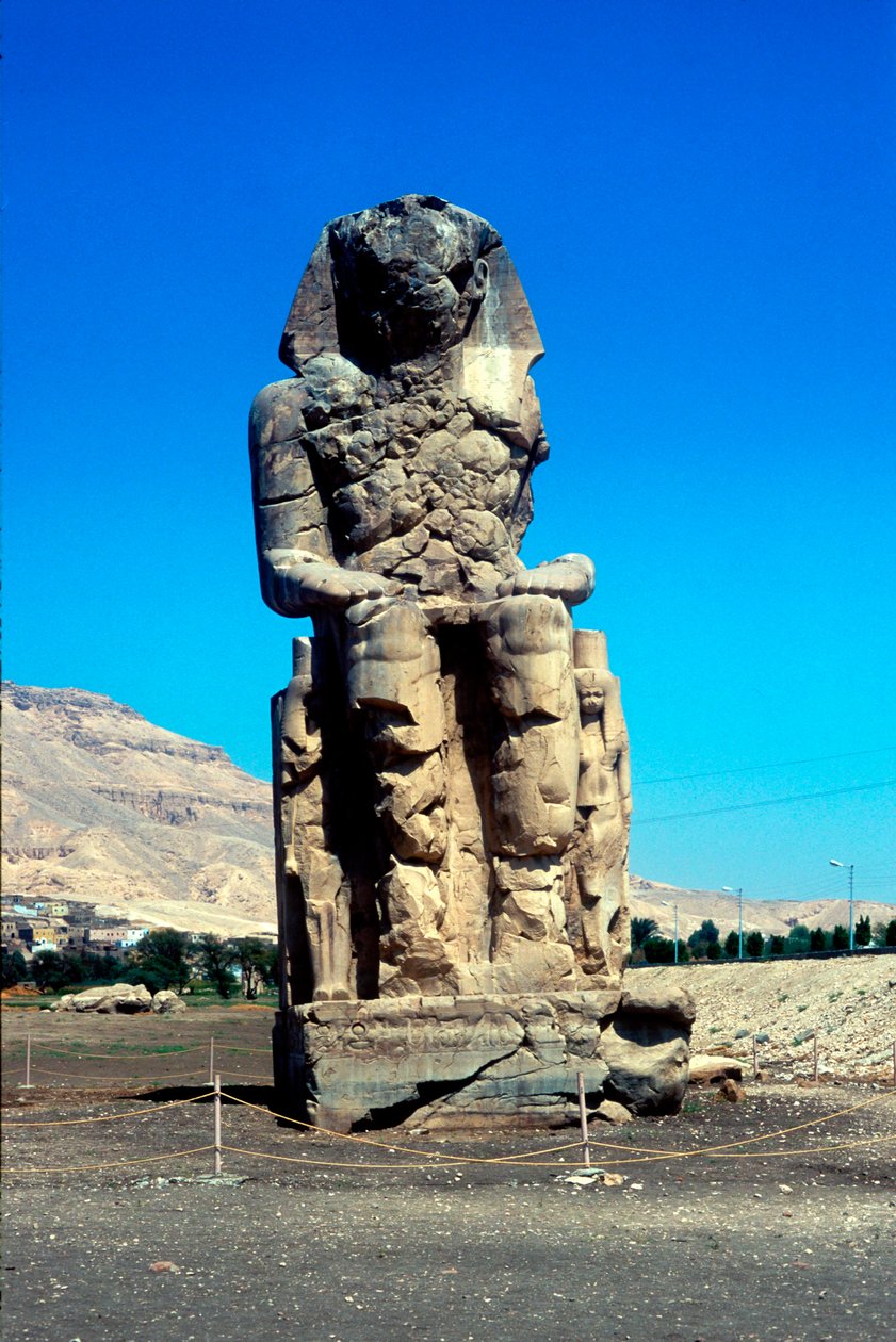 Um dos Colossos de Memnon, perto do Vale dos Reis, Egito, século 14 aC de Unbekannt