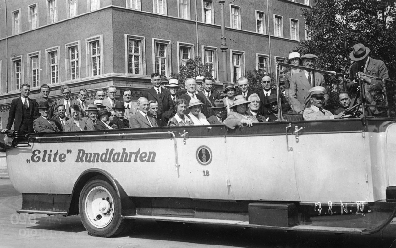 Portador de pessoas com tampa aberta, c1920s de Unbekannt