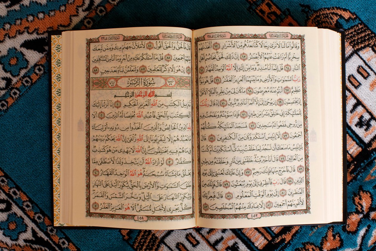Kuran aberto e tapete de oração, , Tunisie de Unbekannt