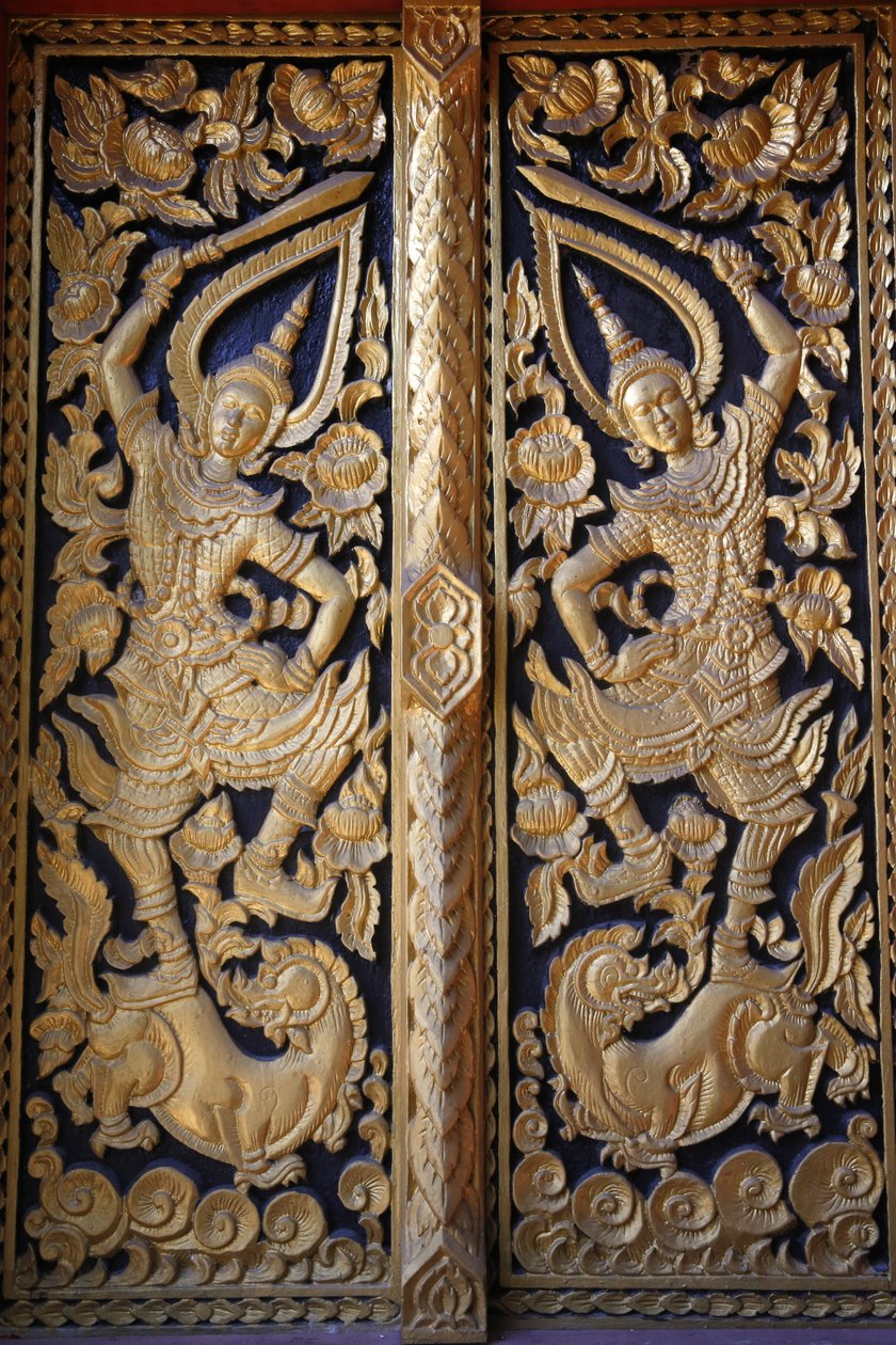 Porta do templo ornamentada em Wat Chedi Luang, Chiang Mai. Tailândia de Unbekannt