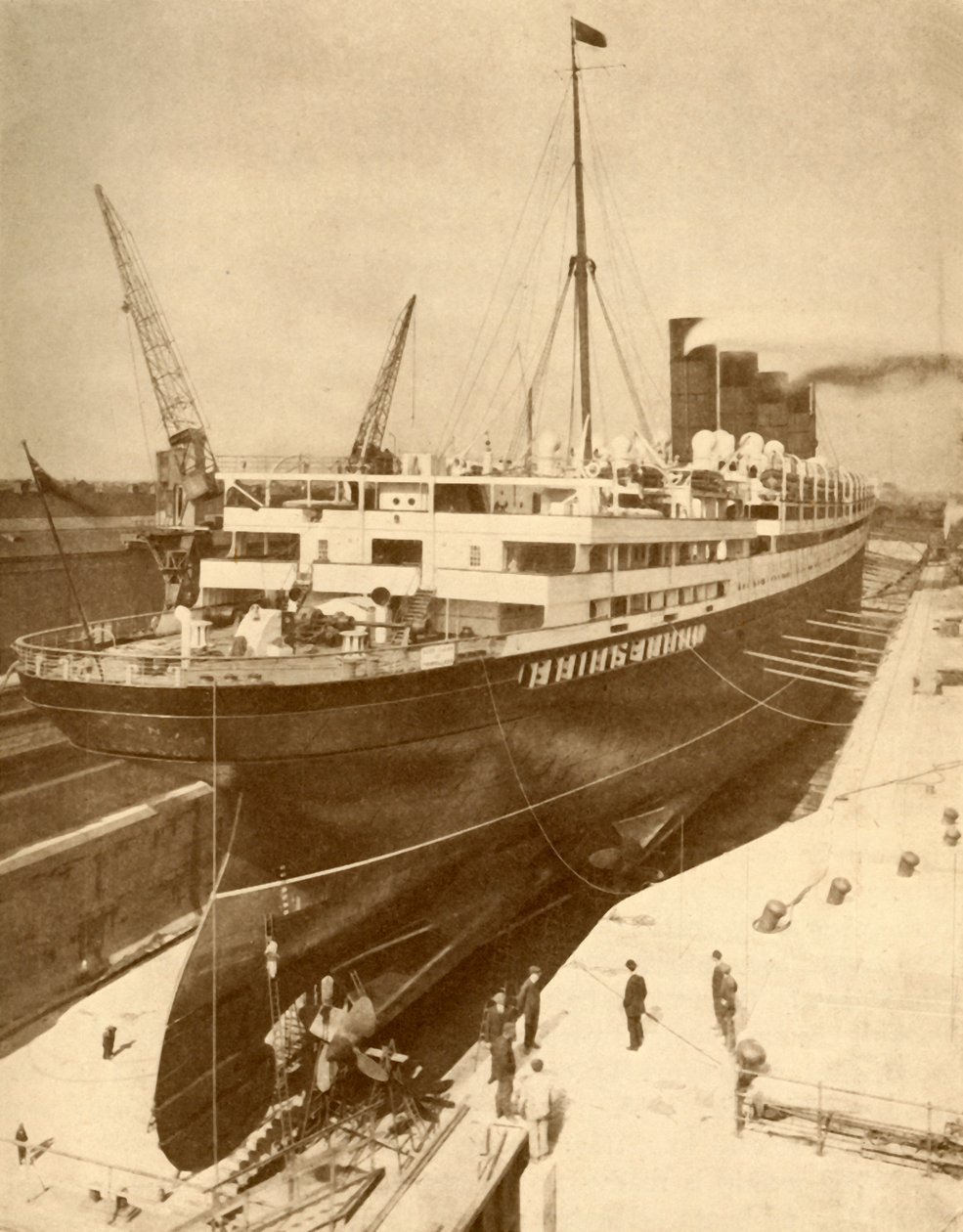 Revisão de um grande forro em uma doca em Liverpool, c1930. de Unbekannt