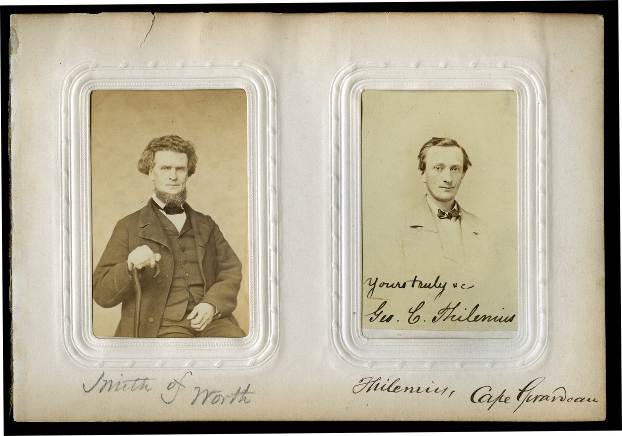 Página quinze do álbum com um retrato de meio corpo de Eli Smith (à esquerda) e um busto de George C. Thilenius (à direita). Smith of Worth and Thilenius, Cape Girardeau (escrito na página do álbum). Smith era um delegado do condado de Worth (12º senatoria de Unbekannt