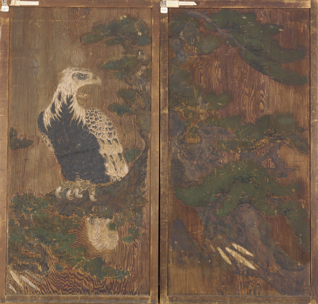 Par de portas com águia sobre um pinheiro de um lado..., período Momoyama, séc. XVII. de Unbekannt