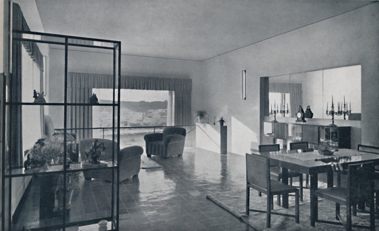 Paniconi e Pediconi. Uma sala de jantar com uma grande janela e cortinas projetadas para enquadrar uma bela de Unbekannt