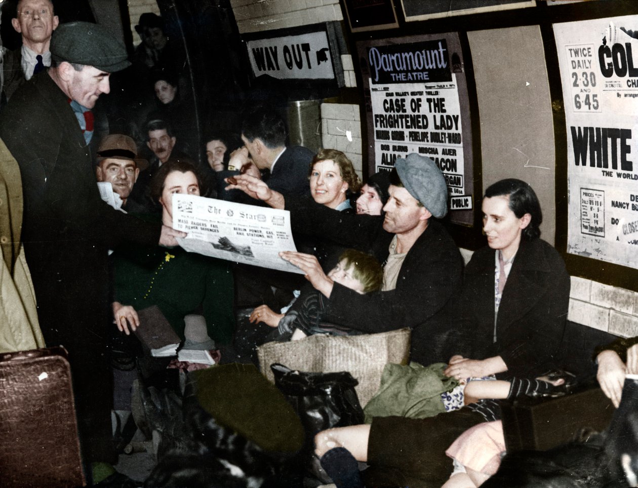 Vendedor de papel no subsolo, Londres, c.1940 de Unbekannt