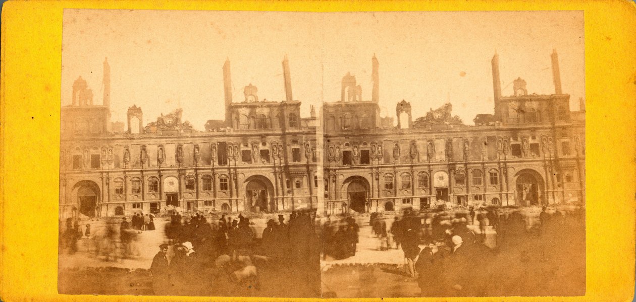 Comuna de Paris (1871): vista do Hotel de Ville após o incêndio de maio de 1871. Fotografia anónima. Impressão em papelão Dim. 17x8 cm de Unbekannt