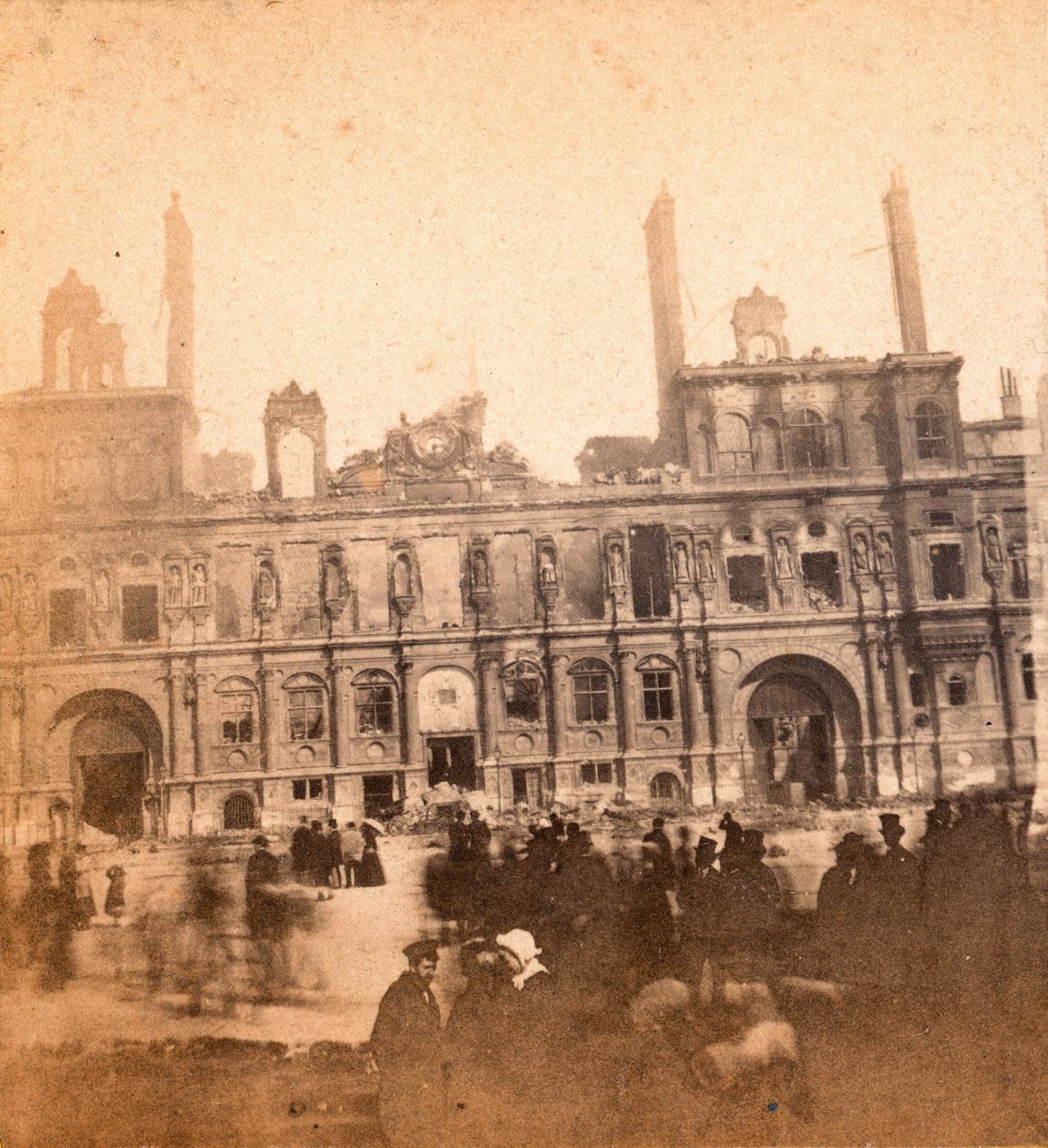 Comuna de Paris (1871): vista do Hotel de Ville após o incêndio de maio de 1871. Fotografia anónima. Impressão em papelão Dim. 8,5x8 cm de Unbekannt